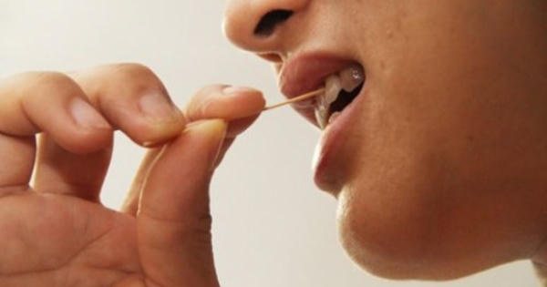Người đàn ông suýt thủng dạ dày vì nuốt phải tăm dài 6cm