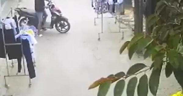 [Clip]: Hai thanh niên đi xe SH và hành động trộm đồ... bất ngờ