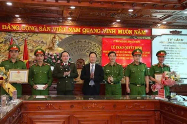 Khen thưởng các tập thể phá nhanh vụ án cướp tiệm vàng ở Lâm Đồng