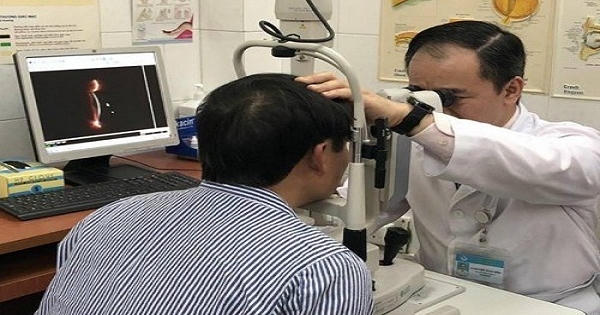 Tiến hành ghép giác mạc của bé Hải An cho 2 người