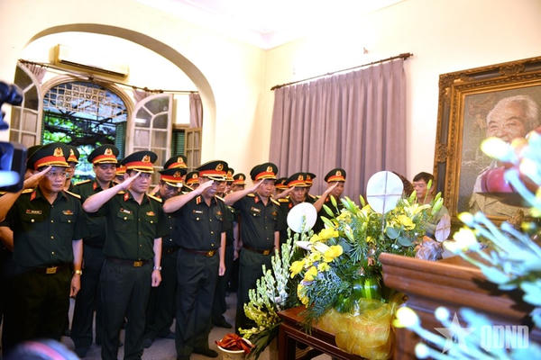 Trao tặng kỷ vật đường ống xăng dầu Trường Sơn huyền thoại cho gia đình Đại tướng Võ Nguyên Giáp