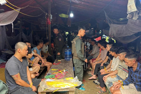 Cảnh sát đột kích bắt quả tang 60 người khai thác vàng trái phép