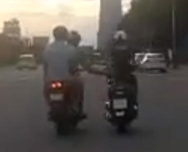 Hai thanh niên đi xe máy sàm sỡ một cô gái giữa đường rồi bị camera hành trình ghi lại
