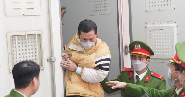 Xét xử "đại án" AIC: Hình ảnh dẫn giải các bị cáo đến phiên tòa Xét xử "đại án" AIC: Hình ảnh dẫn giải các bị cáo đến phiên tòa