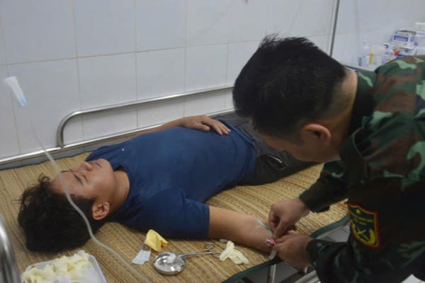 Vùng 4 Hải quân cứu 6 ngư dân bị ngộ độc do ăn cá hồng