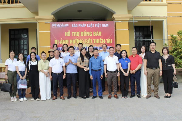 Báo Pháp luật Việt Nam trao hơn 300 suất quà cho người dân vùng lũ Quảng Bình Báo Pháp luật Việt Nam trao hơn 300 suất quà cho người dân vùng lũ Quảng Bình