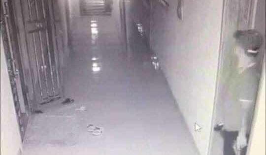 Camera ghi lại hình ảnh nam thanh niên xuất hiện tại chung cư, thời điểm xảy ra vụ nổ Camera ghi lại hình ảnh nam thanh niên xuất hiện tại chung cư, thời điểm xảy ra vụ nổ