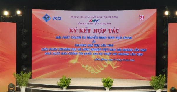 Trao tặng Tủ sách bảo vệ nền tảng tư tưởng của Đảng