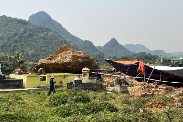 Hiện trường hơn 30 ngôi mộ bị đá đè nát trong vụ Công ty khoáng sản nổ mìn ở Hà Nam