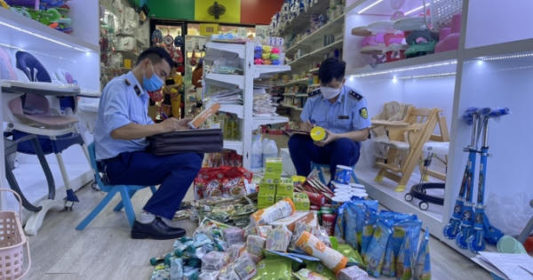 Tạm giữ hàng trăm sản phẩm thực phẩm có dấu hiệu nhập lậu tại Lào Cai Tạm giữ hàng trăm sản phẩm thực phẩm có dấu hiệu nhập lậu tại Lào Cai