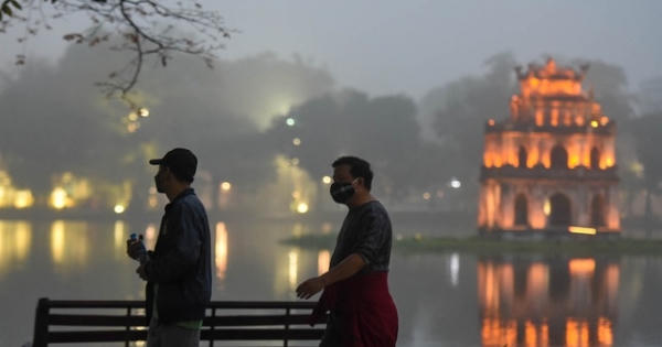 Nhộn nhịp cảnh tập thể dục quanh Hồ Gươm sau lệnh cách ly toàn xã hội Nhộn nhịp cảnh tập thể dục quanh Hồ Gươm sau lệnh cách ly toàn xã hội