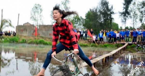 Cười đau ruột với màn thi đi xe đạp qua cầu khỉ ở Nghệ An