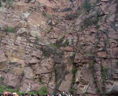 Thanh Hóa: Một nam thanh niên nhảy núi tự tử