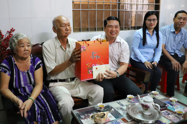 Kiên Giang: Thăm, tặng quà gia đình chính sách, người có công với cách mạng dịp kỷ niệm Ngày Giải phóng miền Nam