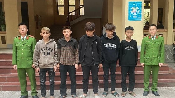 Bắt 5 thanh niên ném vỡ kính nhiều xe khách trên Quốc lộ