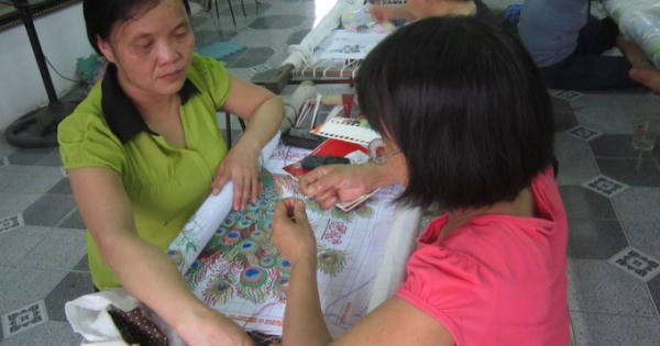 Người thợ thêu khuyết tật chiến thắng chính mình bằng tình yêu nghề
