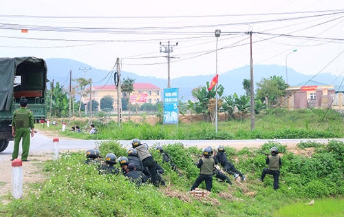 Đòn tâm lý của cảnh sát với nhóm buôn ma túy cầm súng cố thủ
