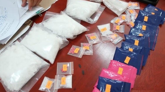 Ép chặt chiếc xe bán tải, tóm gọn con nghiện cùng lô “hàng trắng” khủng