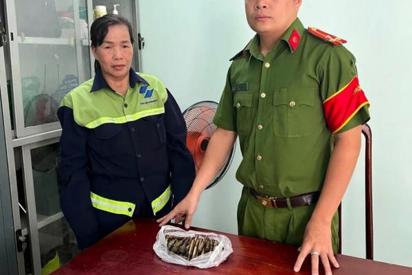 Nữ công nhân vệ sinh giao nộp 52 viên đạn của súng quân dụng nhặt ở công viên