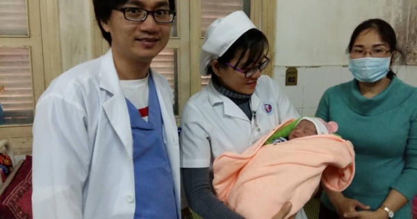 Hy hữu: Cứu thành công cháu bé bị sa dây rốn ở Huế