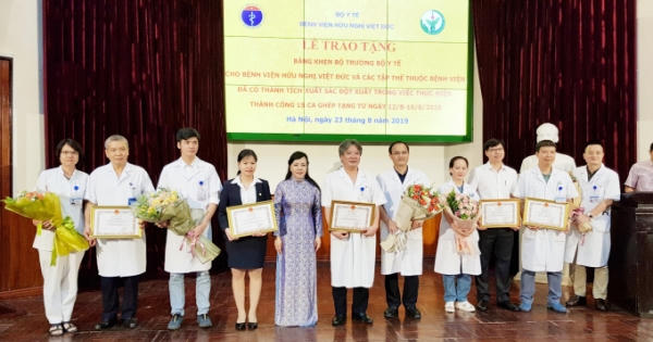 Bộ trưởng Y tế khen thưởng  êkip ghép tạng 15 ca/tuần