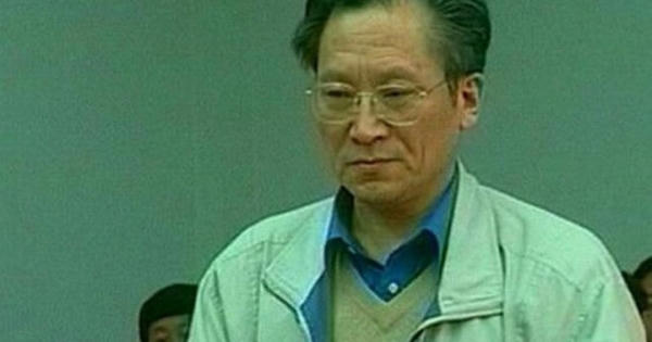 Quan tham TQ có hơn trăm tình nhân, ngủ với cả mẹ lẫn con