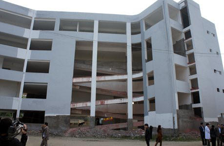 Bệnh viện 1.800 tỷ 6 năm dở dang, trạm kiểm soát 57 tỷ 'vô dụng'