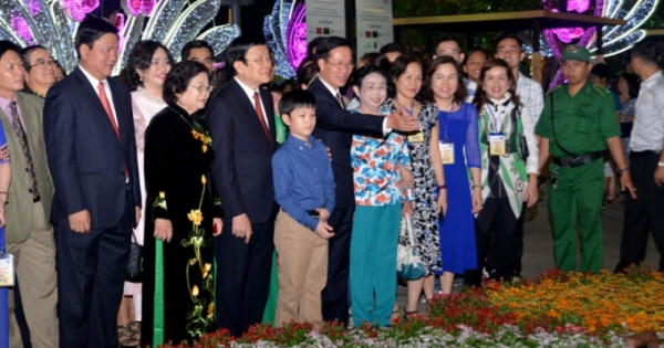 Ông Đinh La Thăng dạo đường hoa, chụp selfie với người Sài Gòn