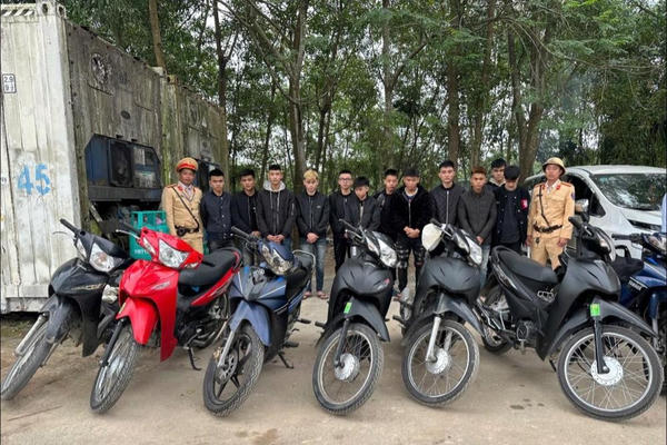 Xử phạt 12 thanh niên đi đón bạn mãn hạn tù gây náo loạn đường phố Xử phạt 12 thanh niên đi đón bạn mãn hạn tù gây náo loạn đường phố