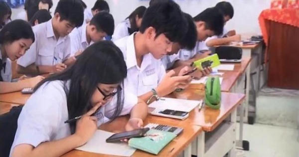 Cho học sinh sử dụng điện thoại trong giờ học: Quá “thoáng”?