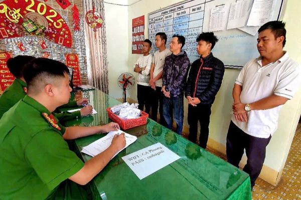 Nhóm tài xế taxi lập sòng bài tại hoa viên trung tâm Buôn Ma Thuột