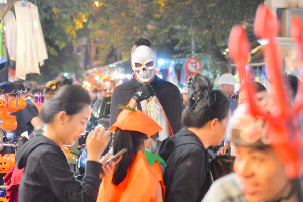 Phố Hàng Mã ken đặc người, trẻ em hoá "ma quỷ" kinh dị dịp Halloween