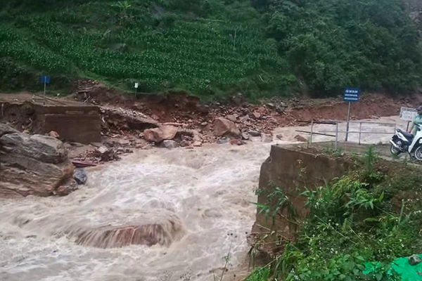 Lũ ống cuốn trôi cầu dân sinh, 3 thôn ở Y Tý bị chia cắt