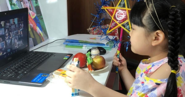 Trẻ em "Vui hội trăng rằm" rước đèn trực tuyến
