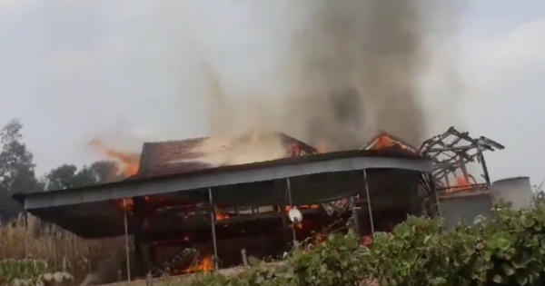 Nhà sàn 5 gian cháy dữ dội một người bị thiêu chết