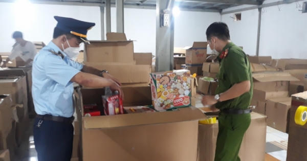 Cảnh báo: Bắt giữ nhiều mặt hàng bánh trung thu, đồ chơi trẻ em không rõ nguồn gốc