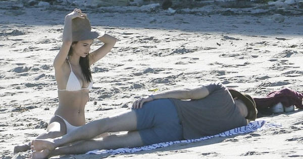 Emily Ratajkowski khoe body gợi cảm 'nảy lửa' bên trai lạ