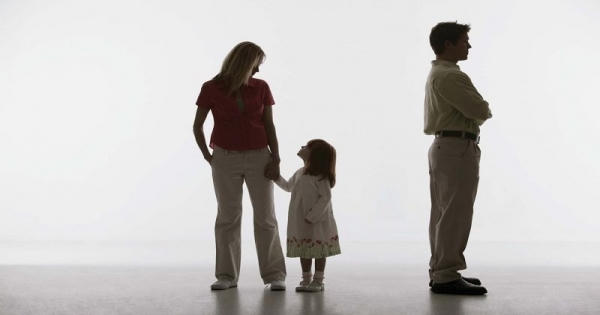 Con sinh ra trong thời gian ly thân là con riêng hay con chung?