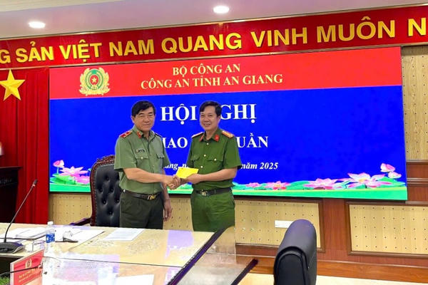 Thiếu tướng Nguyễn Văn Hận, Giám đốc Công an tỉnh An Giang trao tặng quà động viên Công an đặc khu Thổ Châu
