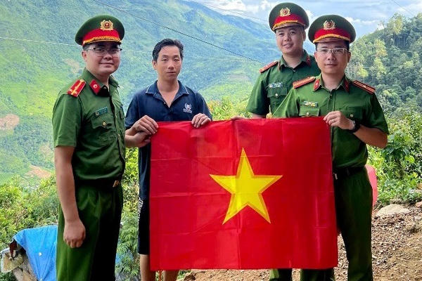 Thầy giáo Công an “phủ sóng” tình yêu Tổ quốc nơi rẻo cao biên cương