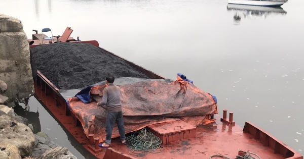 Quảng Ninh: Bắt giữ tàu vỏ thép chở hàng chục tấn than cám trái phép