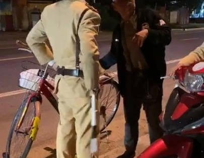 Phạt 500.000 đồng người đàn ông đi xe đạp trên quốc lộ vi phạm nồng độ cồn
