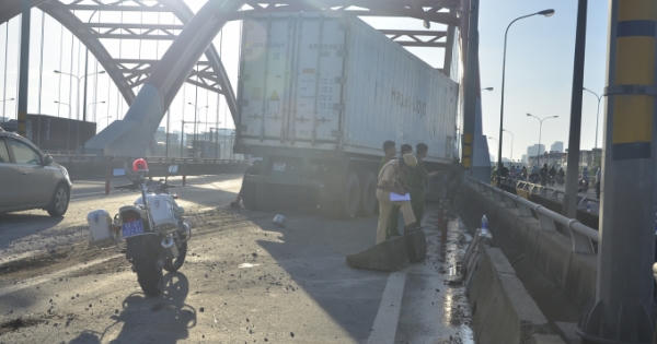 Chạy ngược chiều trên cầu, hai công nhân bị xe tải tông chết