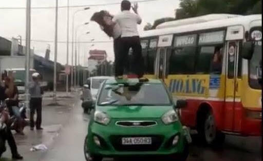 Hải Dương: Công an lên tiếng việc tài xế đánh cô gái trên nóc xe taxi