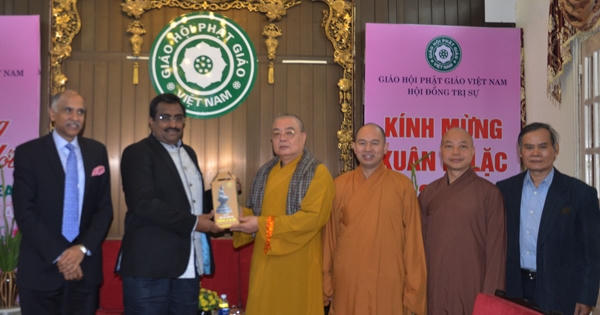 Tổng bí thư Đảng cầm quyền Ấn Độ đến thăm Giáo hội Phật giáo Việt Nam tại chùa Quán Sứ Tổng bí thư Đảng cầm quyền Ấn Độ đến thăm Giáo hội Phật giáo Việt Nam tại chùa Quán Sứ
