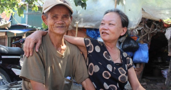 Hà Nội: Lạ lùng "hai ông bà điên" trong túp lều "đệ nhất xập xệ"