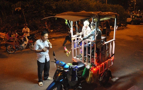 Bản tin Sài Gòn Plus: Xúc động hình ảnh cha đi hát rong nuôi 2 con bị teo não