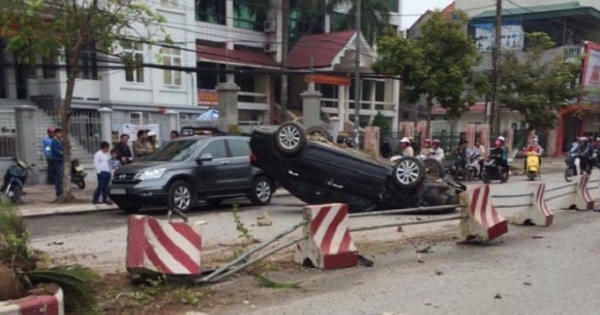 Thái Bình: Ô tô hất văng dải phân cách, lật ngửa giữa phố Thái Bình: Ô tô hất văng dải phân cách, lật ngửa giữa phố