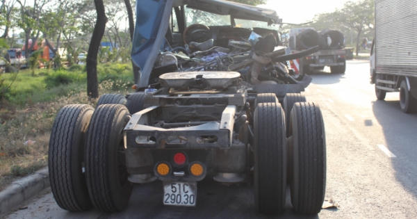 Sắt cuộn đè nát xe đầu kéo, người dân phá cửa giải cứu tài xế trong cơn nguy kịch