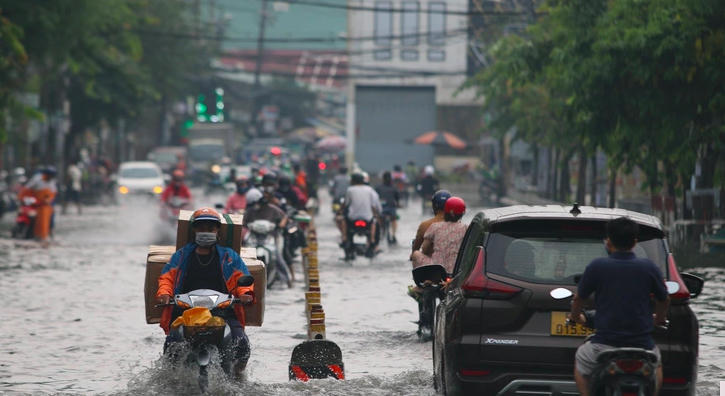 Mưa dông lan rộng ra nhiều vùng trên cả nước, miền Bắc có mưa rất to